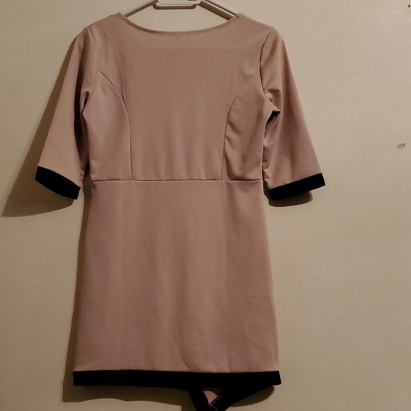Nwot figure flattering dress - Picture 4 of 4